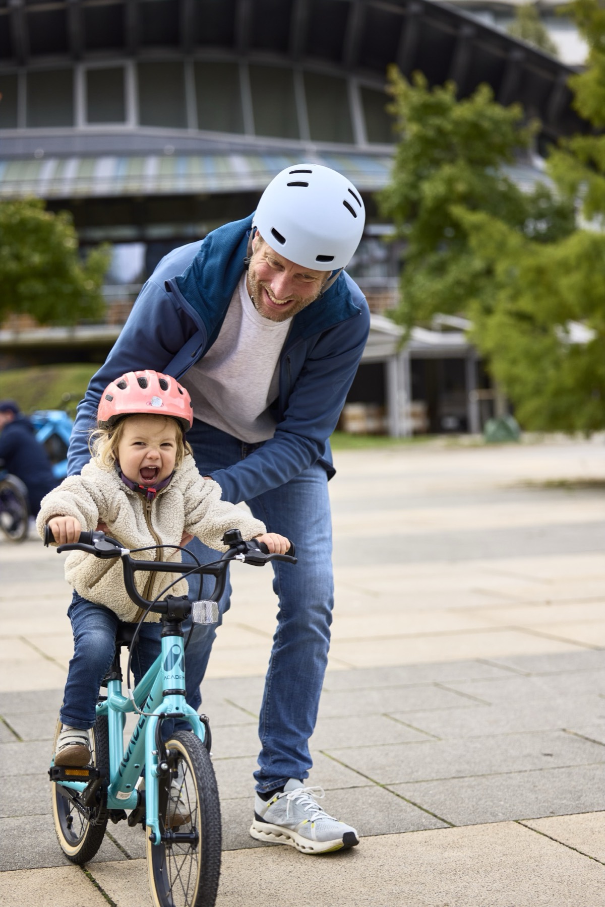 Kind mit Fahrrad in der Stadt