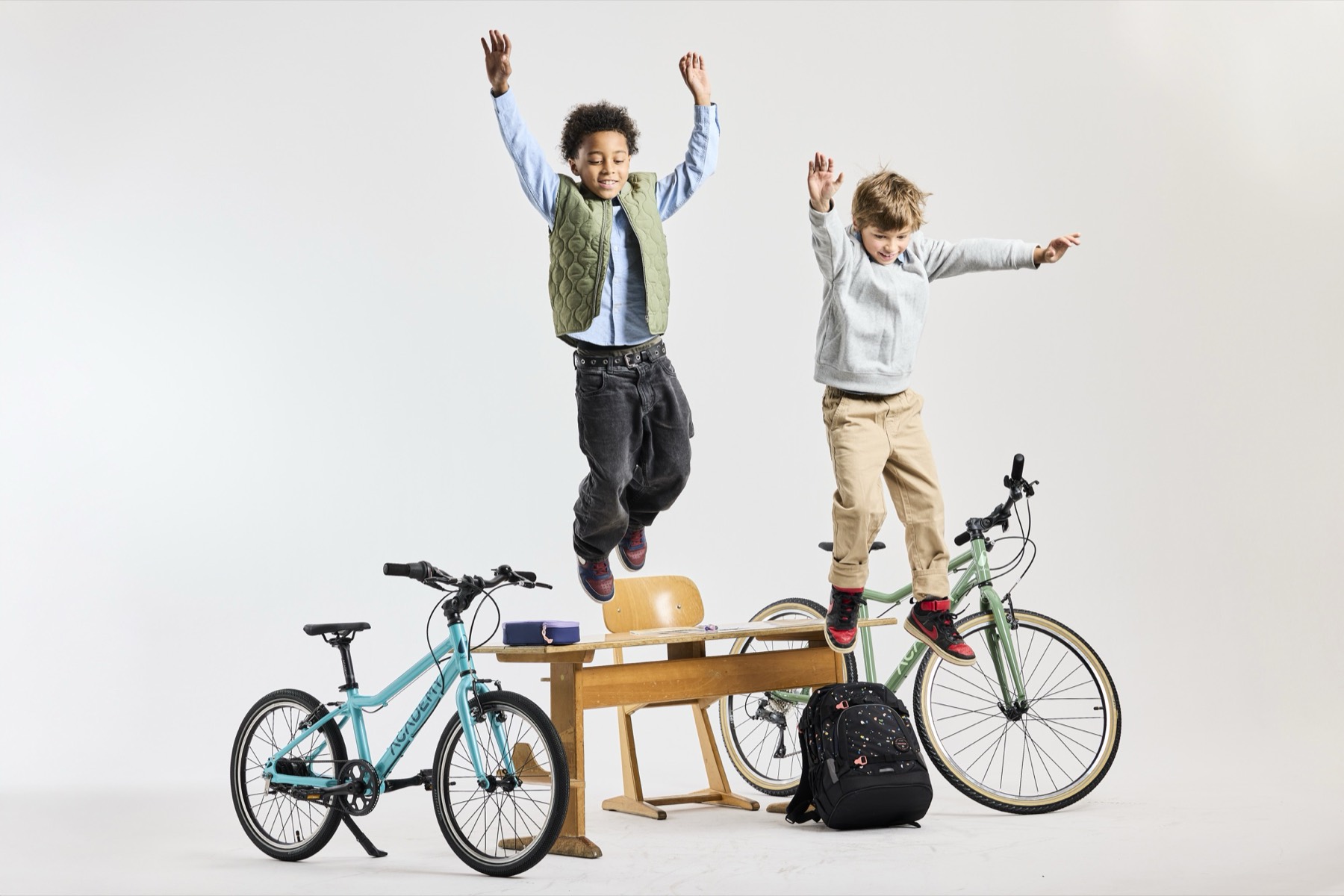 Kinder springen vor Fahrrädern im Studio
