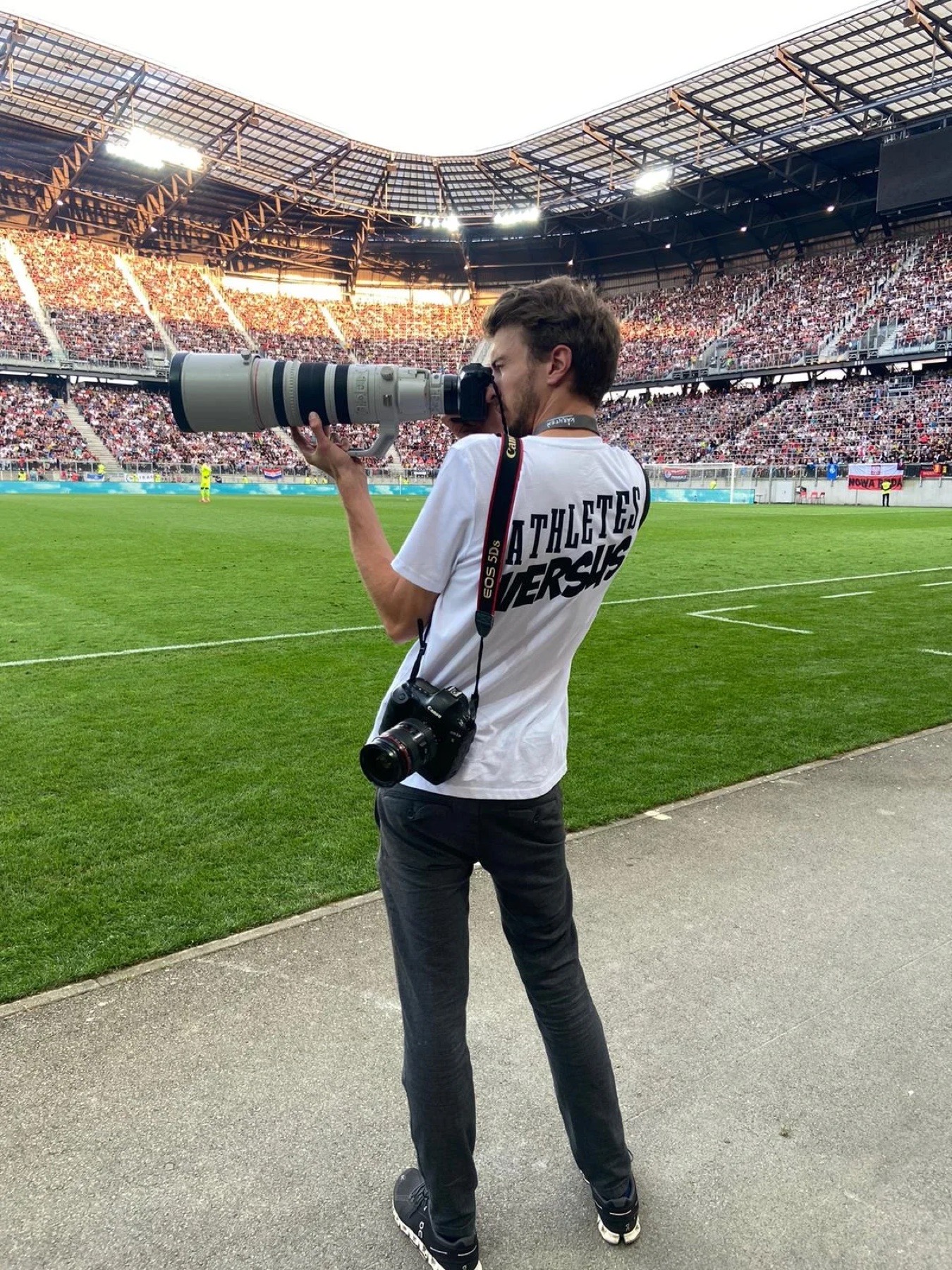 Behind the Scenes: Mit Teleobjektiv am Spielfeldrand im Stadion