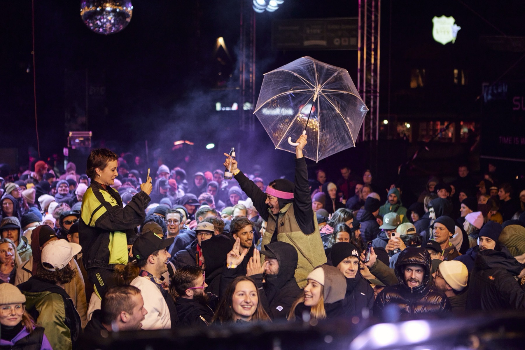 Festivalbühne bei Nacht