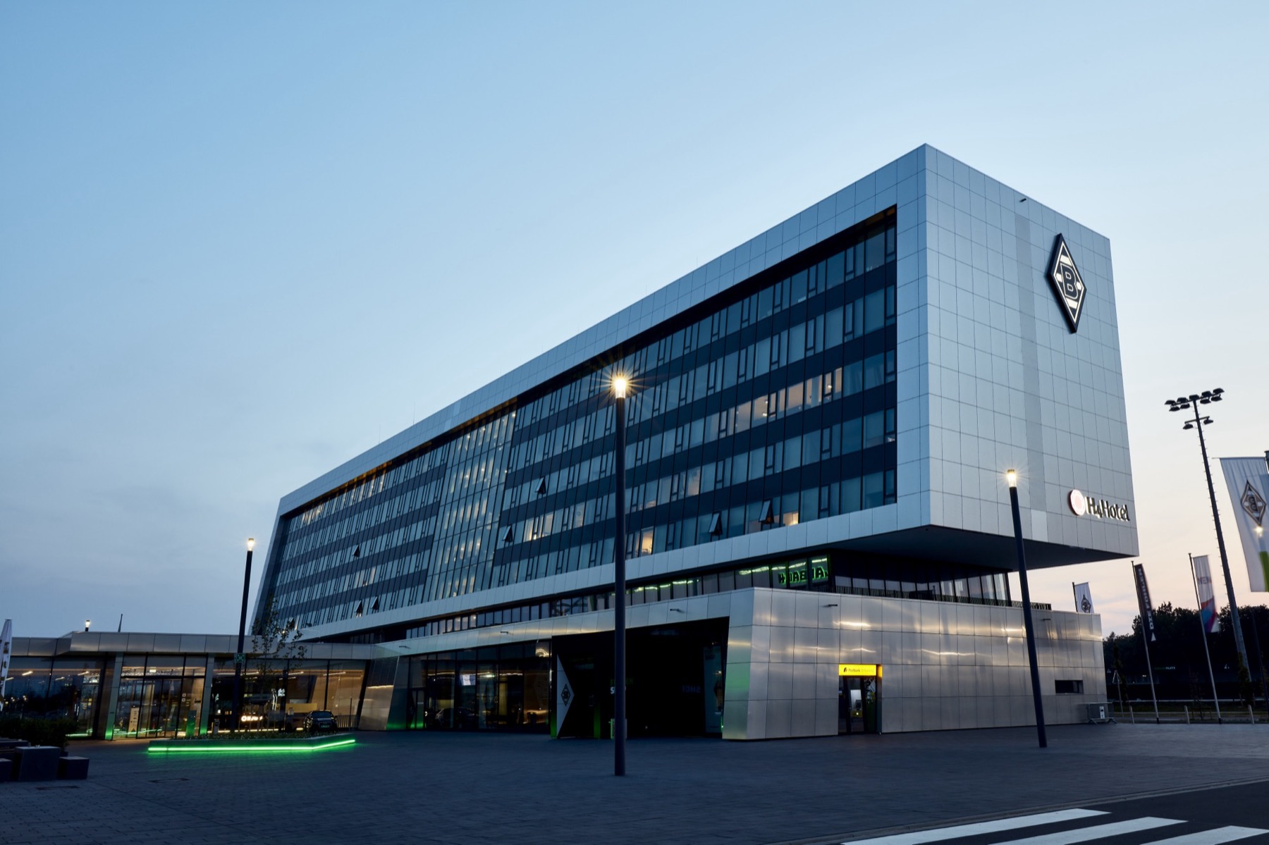 Moderner Bürobau mit Glasfassade in der Abenddämmerung