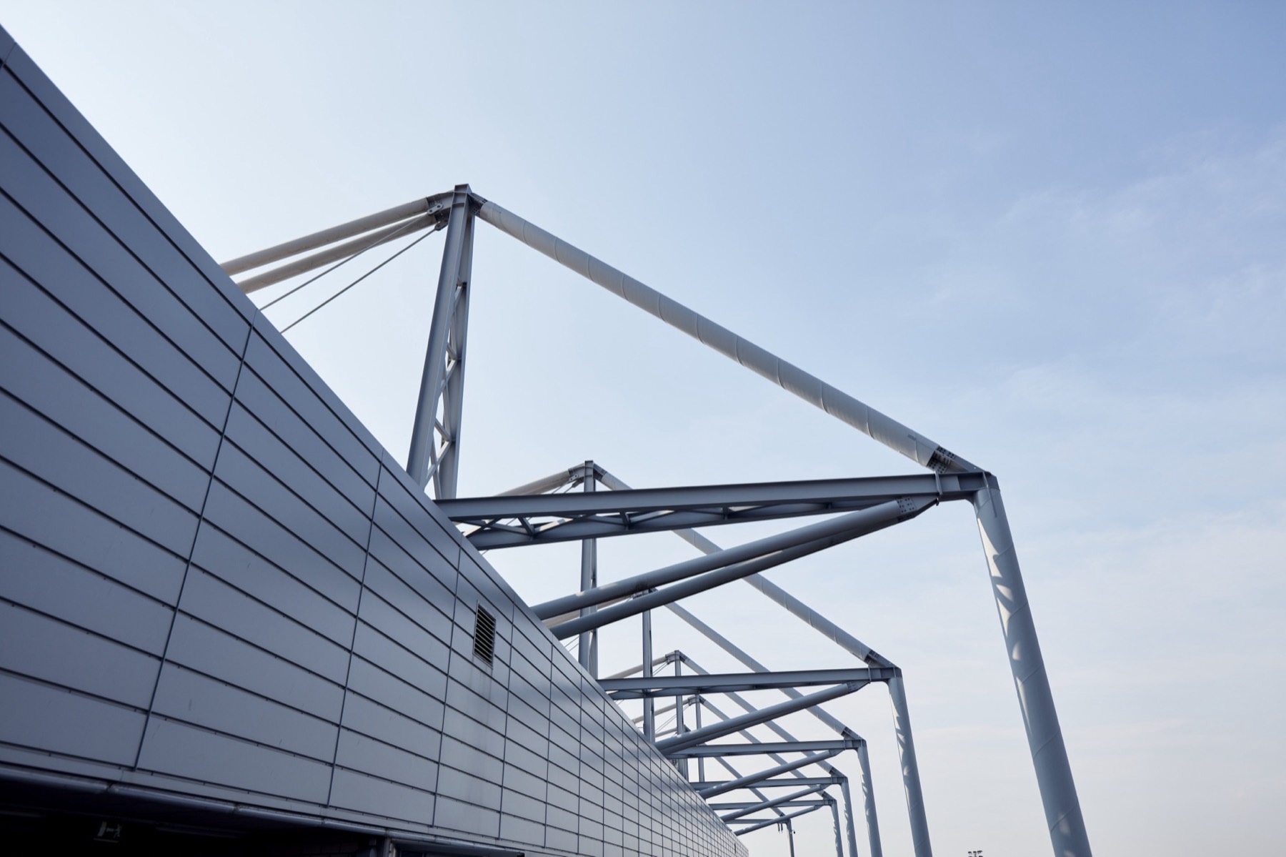 Stahlkonstruktion einer Stadionfassade