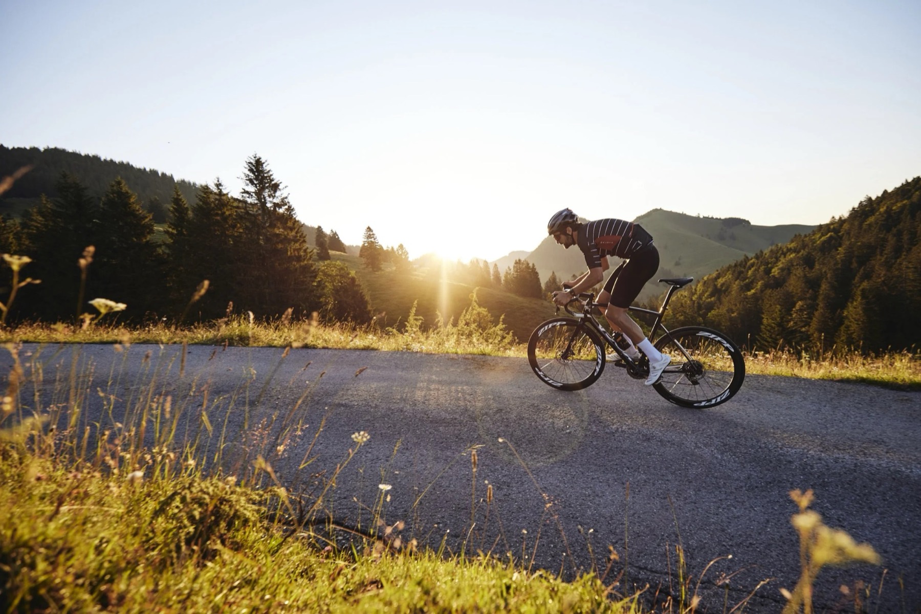 Rennradfahrer bei Sonnenuntergang