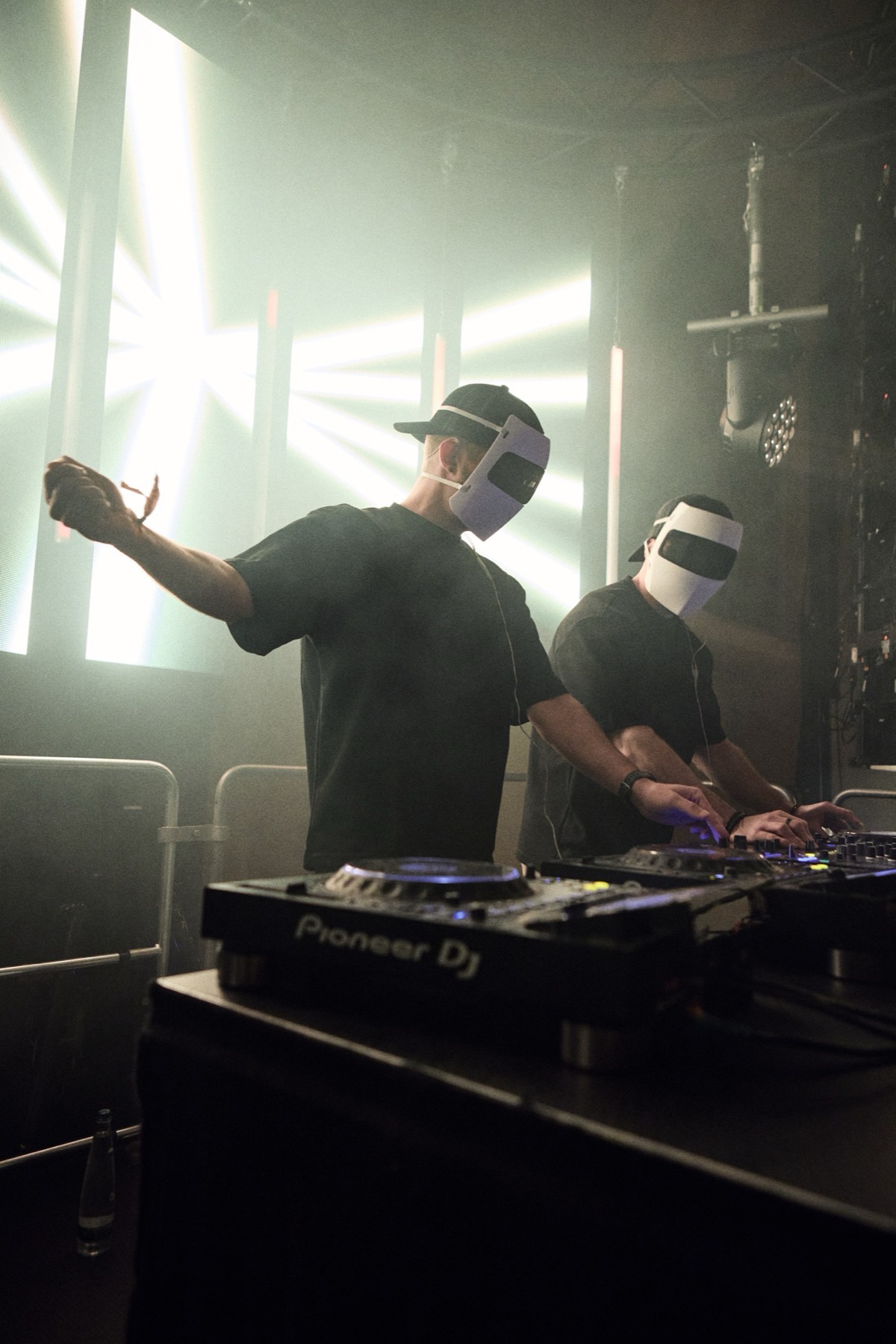 Zwei DJs mit Masken am Pult